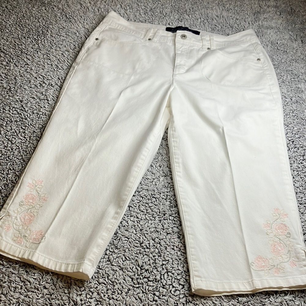 GLORIA VANDERBILT 12 “THE PERFECT FIT” Embroidered White Capri
